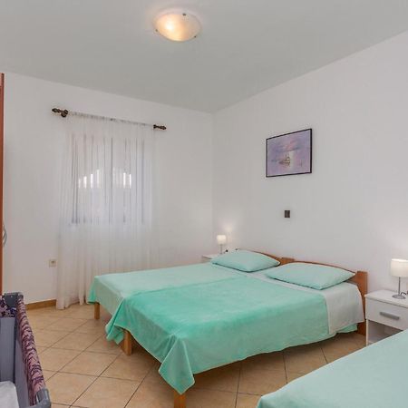 2 Bedroom Beautiful Apartment In Omišalj Екстериор снимка