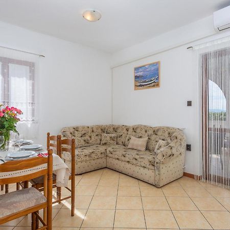 2 Bedroom Beautiful Apartment In Omišalj Екстериор снимка