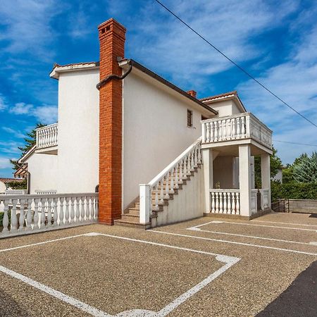 2 Bedroom Beautiful Apartment In Omišalj Екстериор снимка