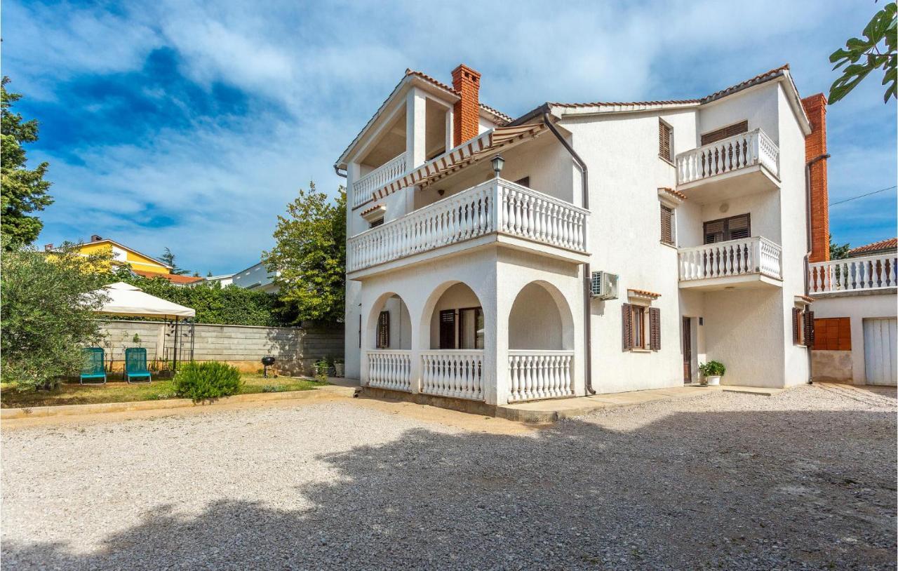 2 Bedroom Beautiful Apartment In Omišalj Екстериор снимка