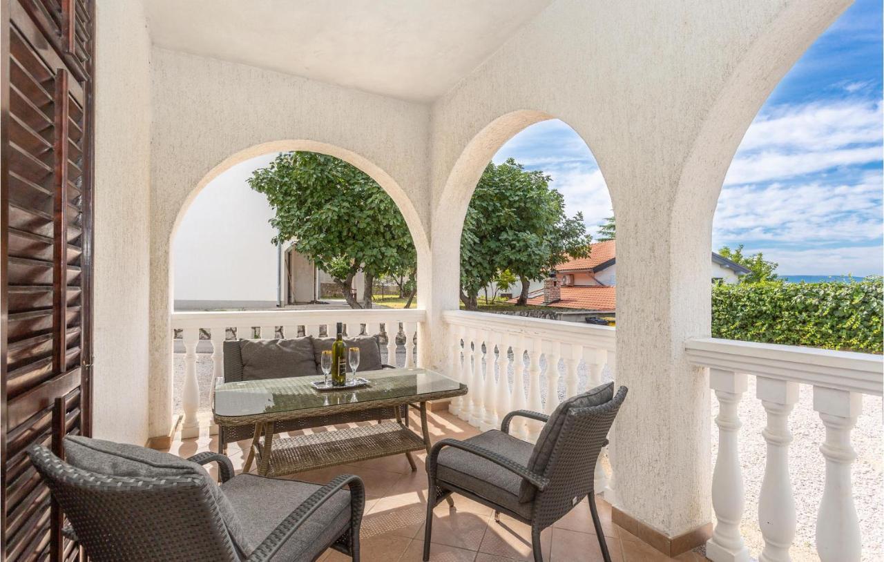 2 Bedroom Beautiful Apartment In Omišalj Екстериор снимка