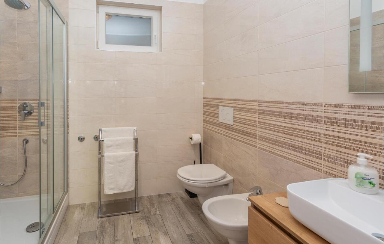 2 Bedroom Beautiful Apartment In Omišalj Екстериор снимка