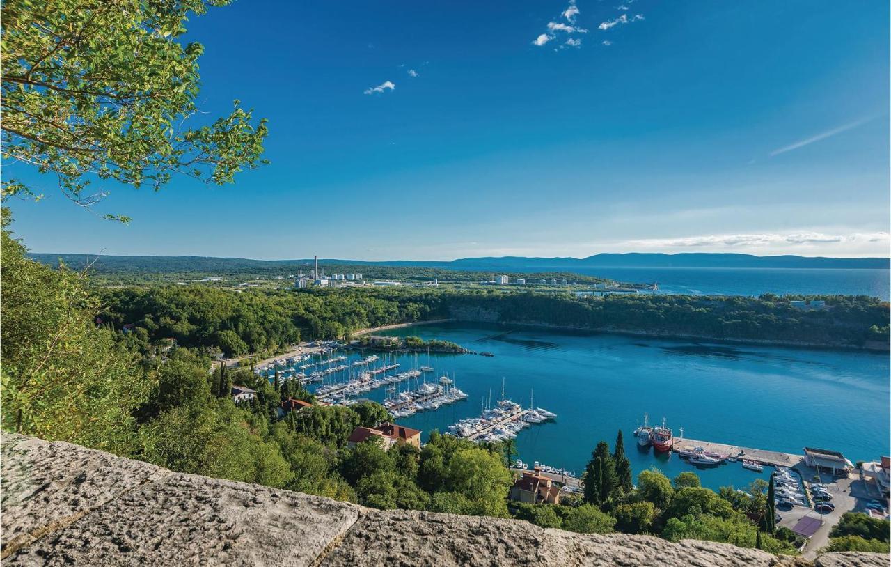 2 Bedroom Beautiful Apartment In Omišalj Екстериор снимка