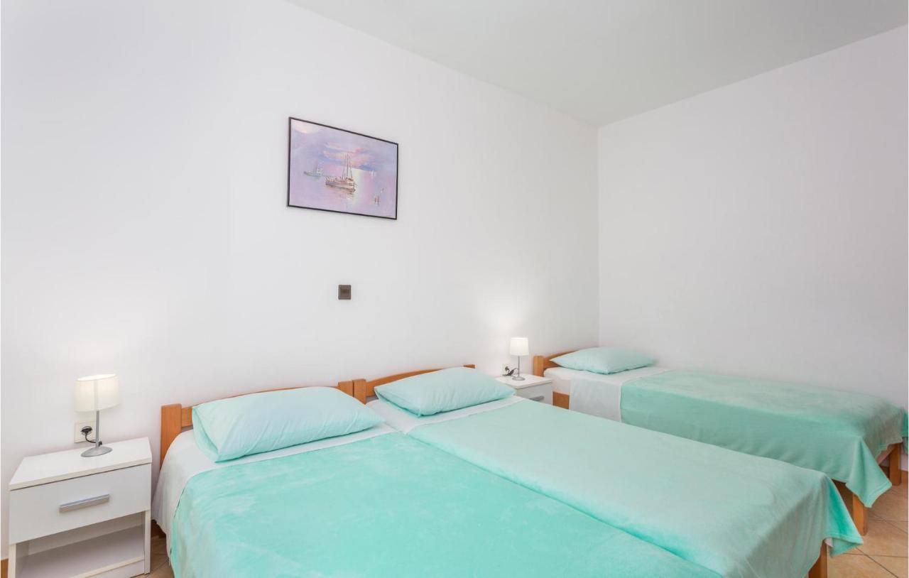 2 Bedroom Beautiful Apartment In Omišalj Екстериор снимка