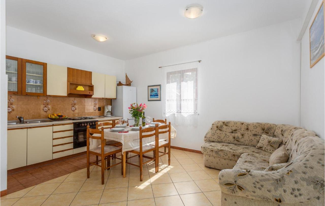 2 Bedroom Beautiful Apartment In Omišalj Екстериор снимка