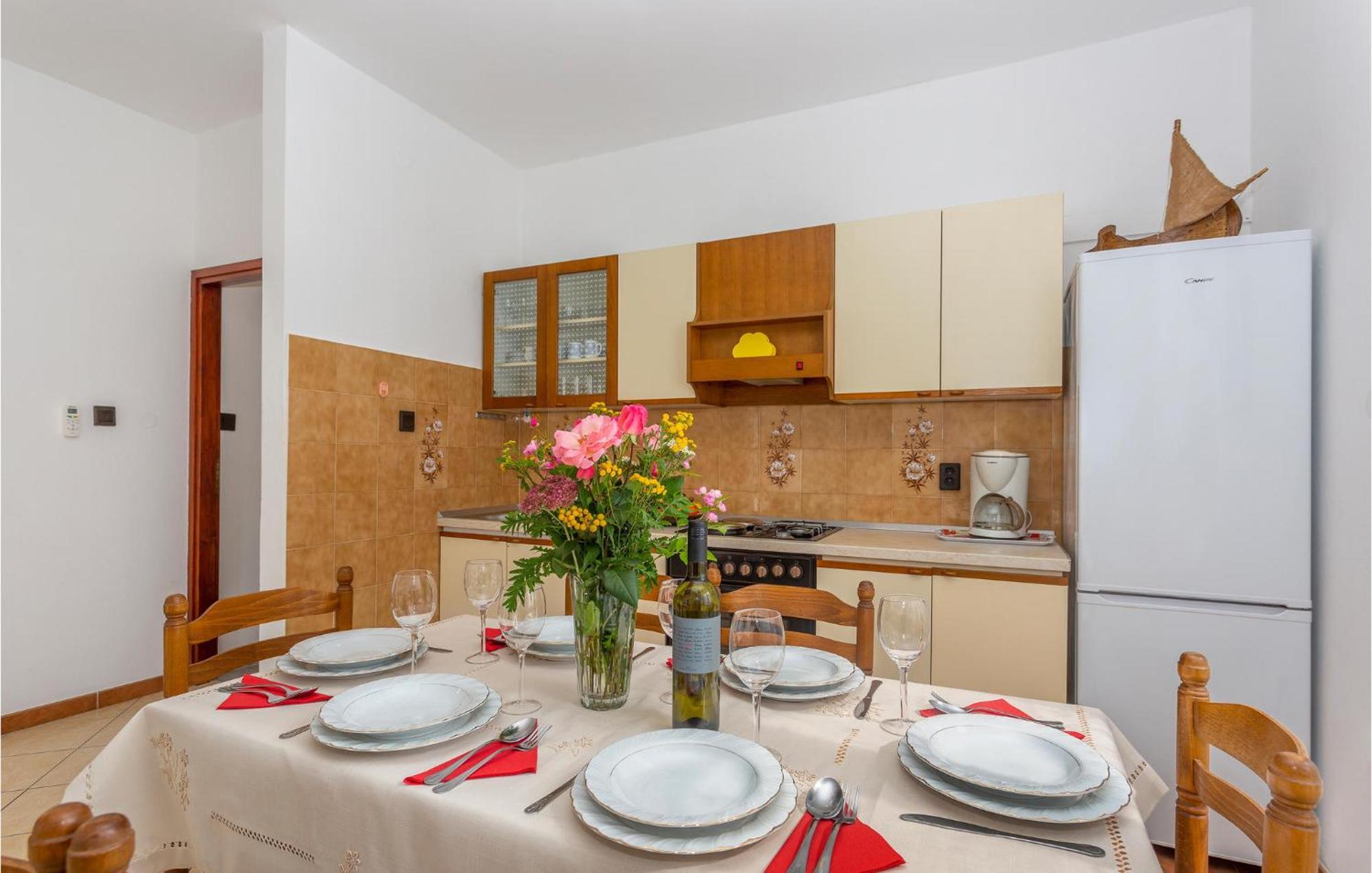 2 Bedroom Beautiful Apartment In Omišalj Екстериор снимка