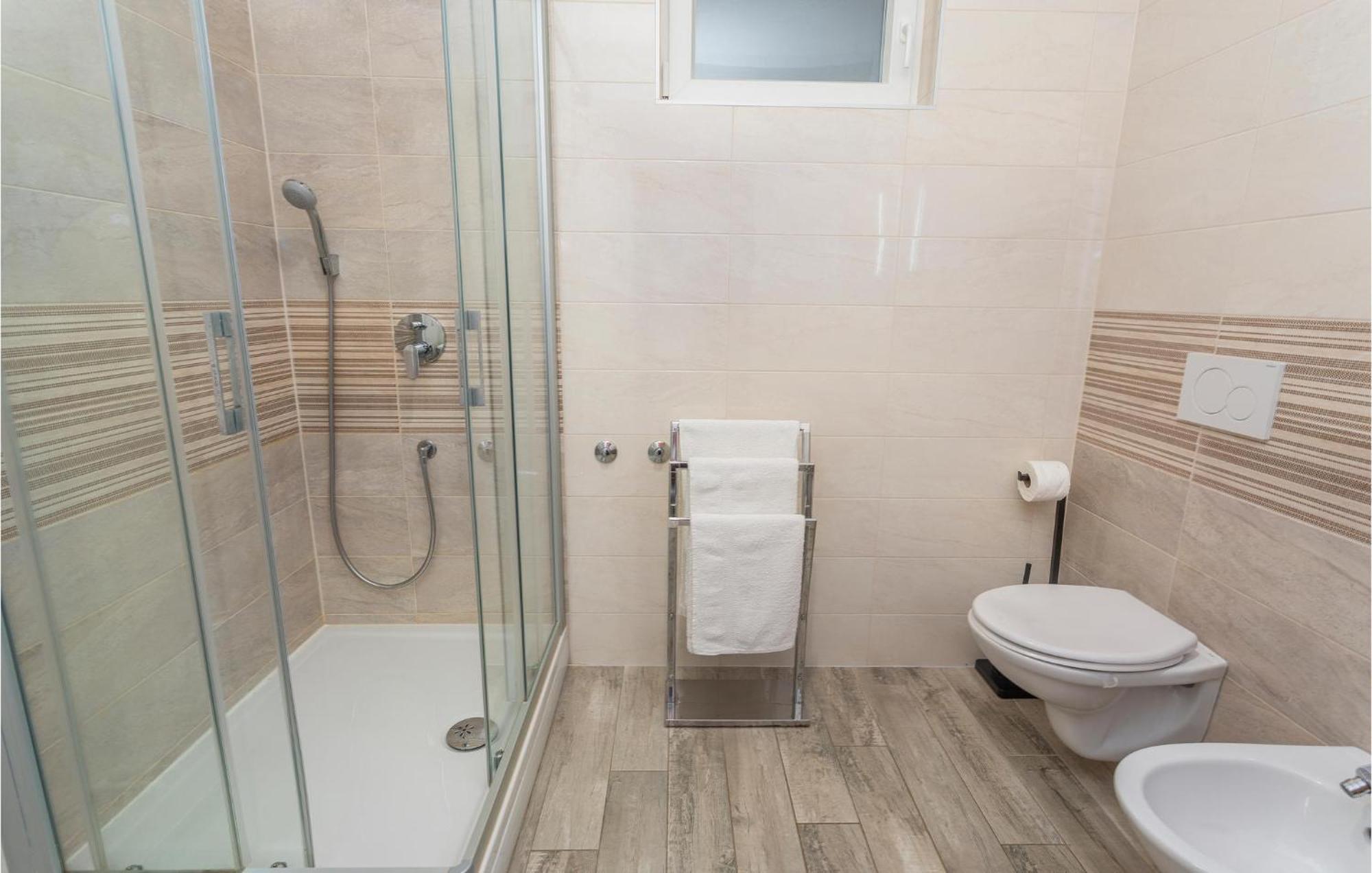 2 Bedroom Beautiful Apartment In Omišalj Екстериор снимка