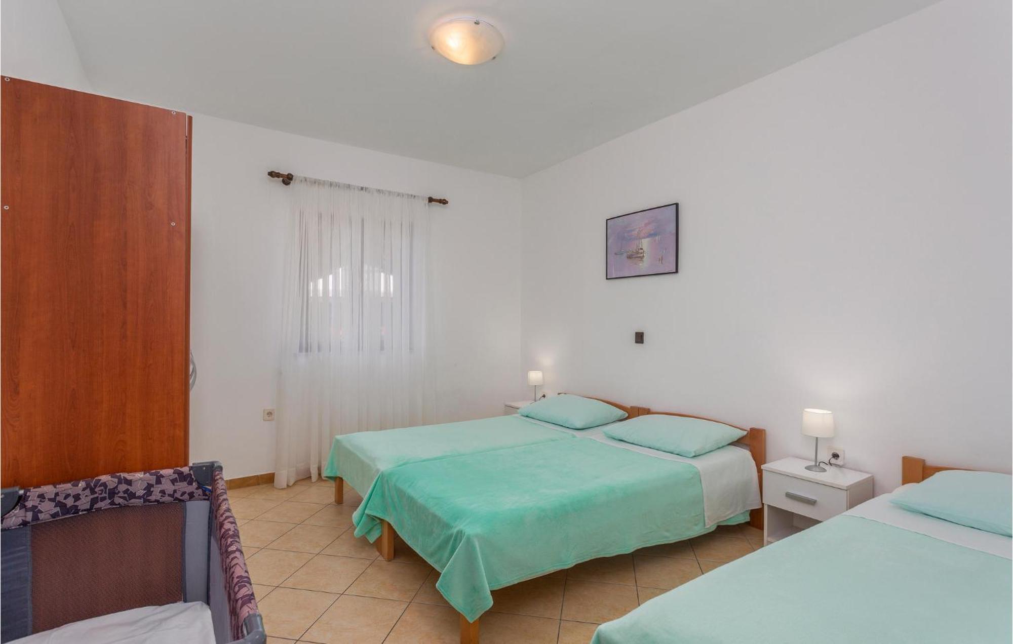 2 Bedroom Beautiful Apartment In Omišalj Екстериор снимка