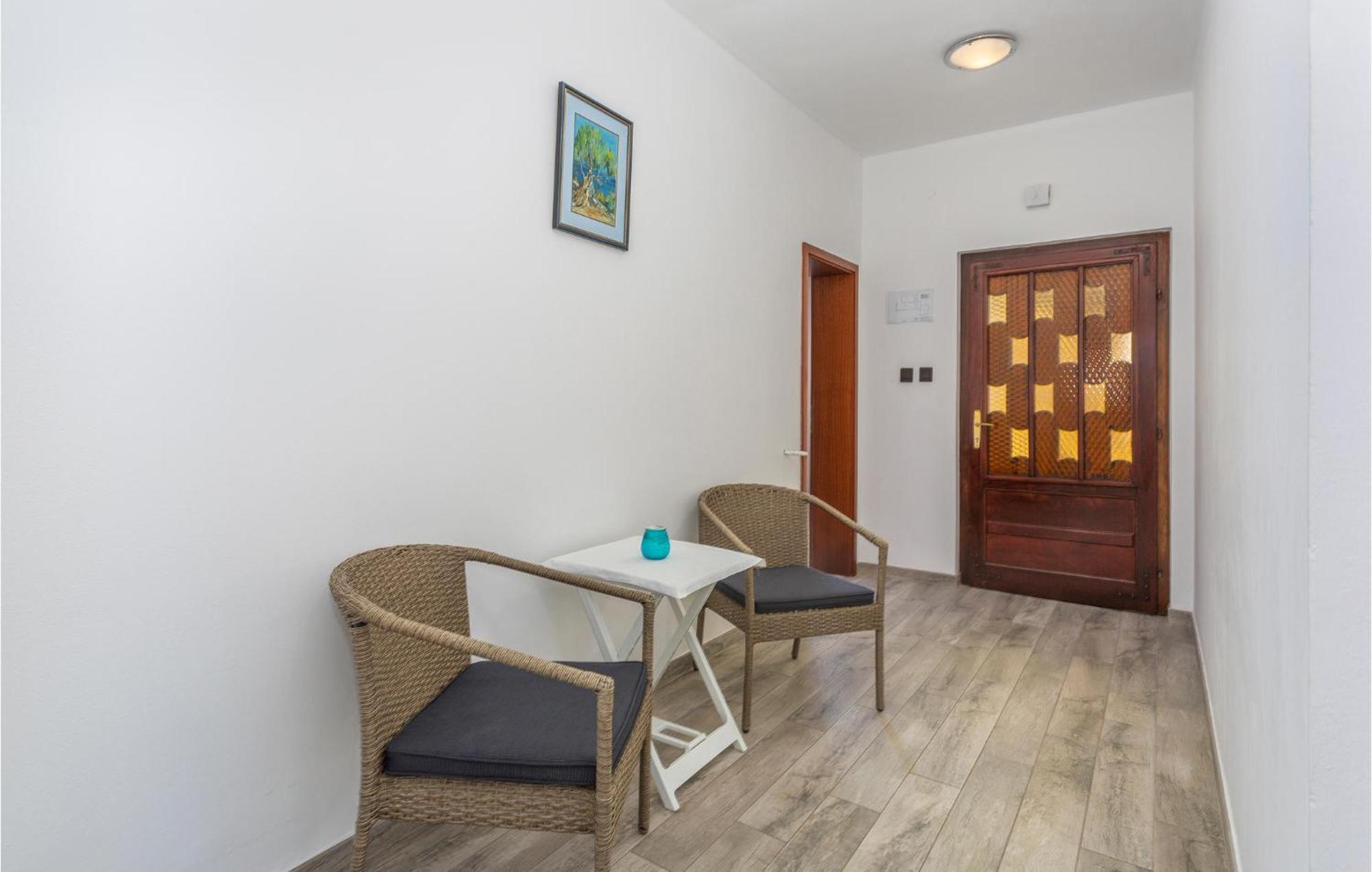 2 Bedroom Beautiful Apartment In Omišalj Екстериор снимка