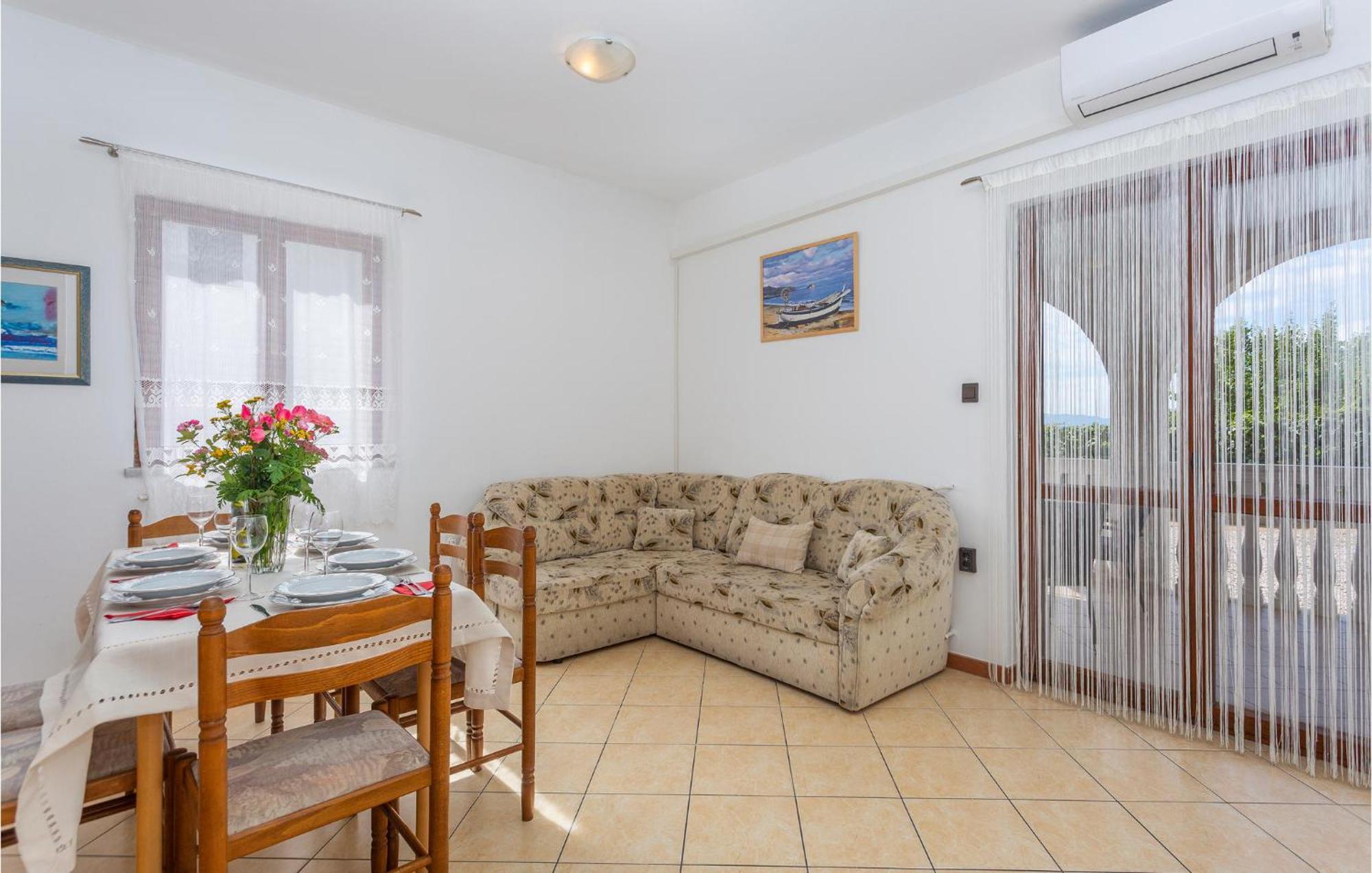 2 Bedroom Beautiful Apartment In Omišalj Екстериор снимка